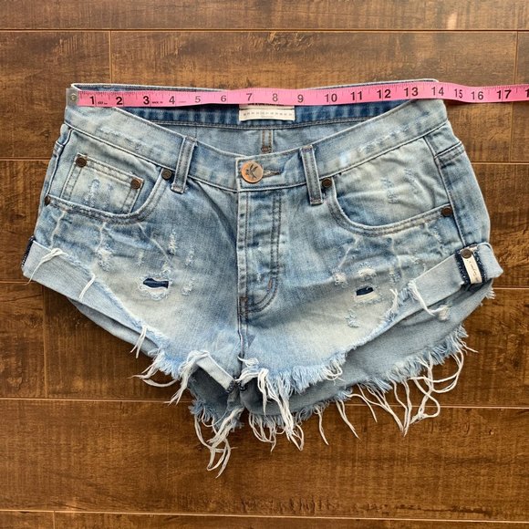 ONETEASPOON Medium Wash Distressed Raw Edge Hem Bandit Cut Off Shorts Size 26 - Picture 10 of 13